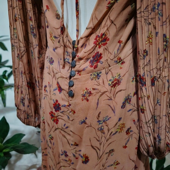 Urban Outfitters ✦ Boho Floral Pleated Dress ✦ Long Sleeve Open Back Peach/Cream - Picture 6 of 13